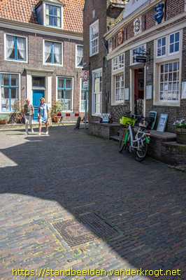 Enkhuizen - Kroningsdeksels Willem-Alexander en Máxima