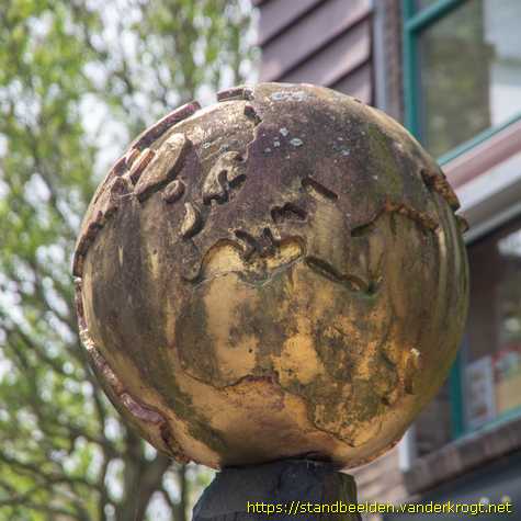 Haarlem - Steen met wereldbol