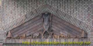 Almelo - Gevelreliëfs aan de Rietschool