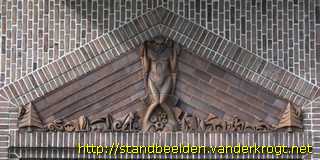 Almelo - Gevelreliëfs aan de Rietschool