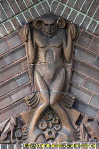 Almelo - Gevelreliëfs aan de Rietschool