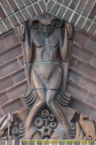 Almelo - Gevelreliëfs aan de Rietschool