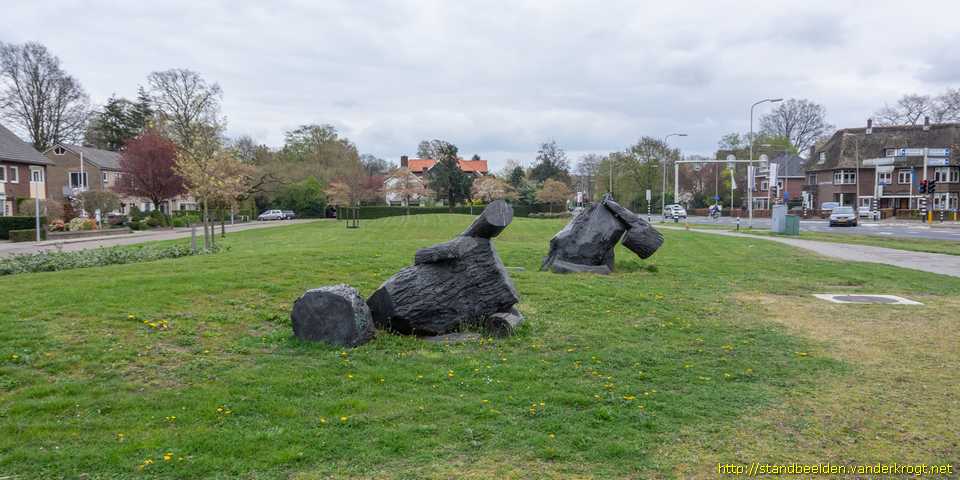 Almelo - Zittend en liggend paard