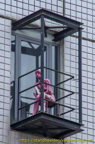 Hengelo - Rode zittende vrouw en blauwe man op balkons