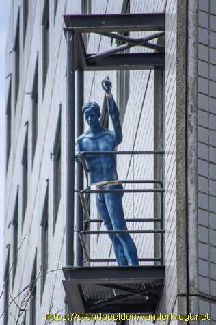 Hengelo - Rode zittende vrouw en blauwe man op balkons