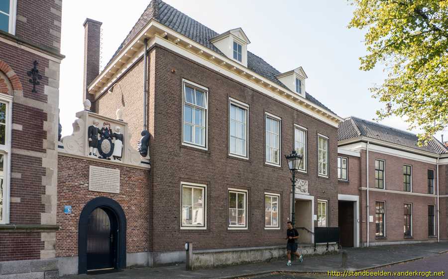 Kampen - Vrouw tussen geluidsgolven