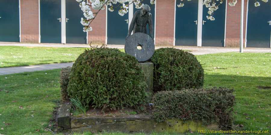 Oldenzaal - Man met molensteen