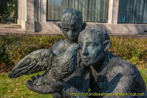 Zwolle - Vader en zoon met vogel