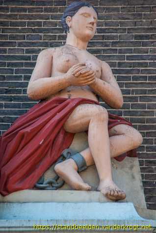 Zwolle - Vrouwe Justitia en twee gevangenen