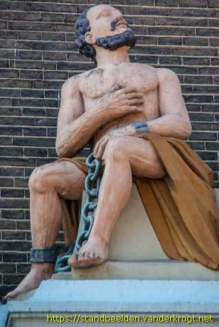 Zwolle - Vrouwe Justitia en twee gevangenen