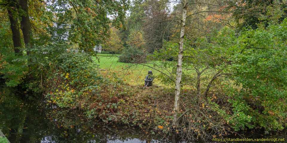 Groenekan - Zittende jonge vrouw