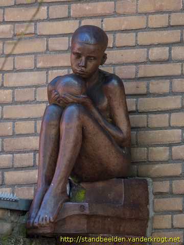 Utrecht - Luisterend meisje en Jongen met bal