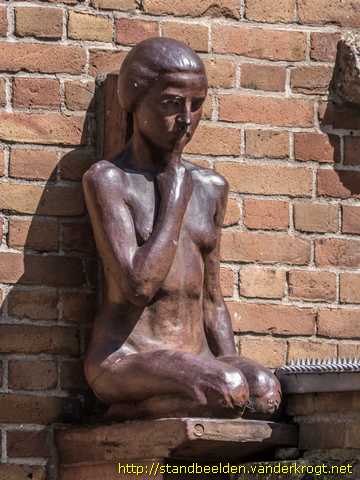 Utrecht - Luisterend meisje en Jongen met bal