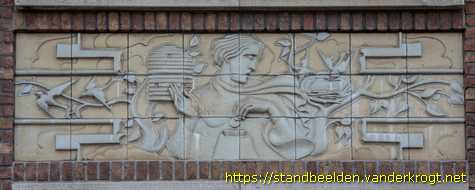 Utrecht - Arbeiders en tegeltableaus de Arbeid, het Sparen, het Verzekeringswezen en de Gezondheidszorg