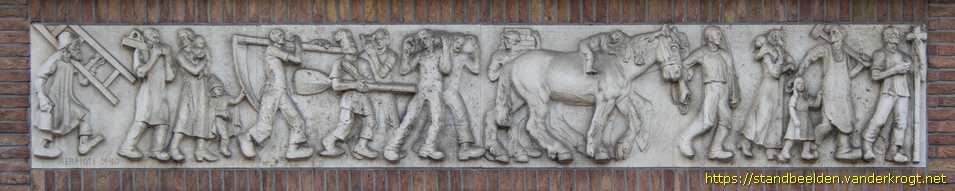 Utrecht - Arbeiders en tegeltableaus de Arbeid, het Sparen, het Verzekeringswezen en de Gezondheidszorg