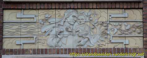 Utrecht - Arbeiders en tegeltableaus de Arbeid, het Sparen, het Verzekeringswezen en de Gezondheidszorg