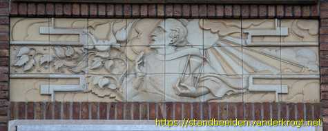 Utrecht - Arbeiders en tegeltableaus de Arbeid, het Sparen, het Verzekeringswezen en de Gezondheidszorg