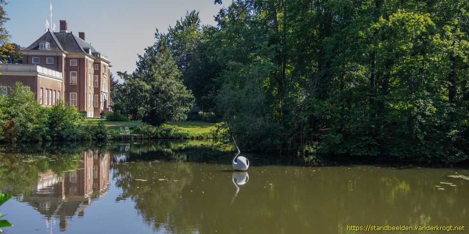 Zeist - Drijvende zwaan