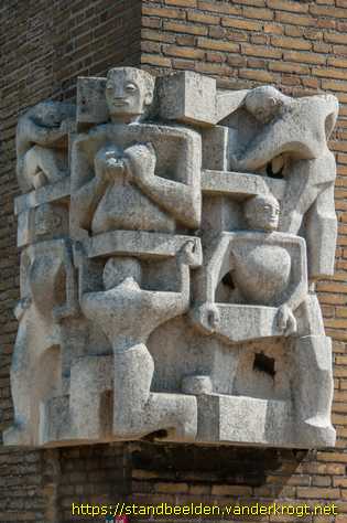 Terneuzen - Beelden aan het Rijkskantorengebouw