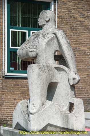 Terneuzen - Beelden aan het Rijkskantorengebouw