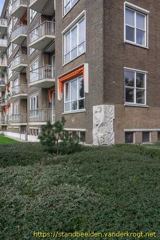 Den Haag - Reliëf Man, vrouw, vogels en bomen
