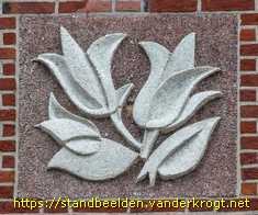 Den Haag - Portiekornamenten vogels en bloemen