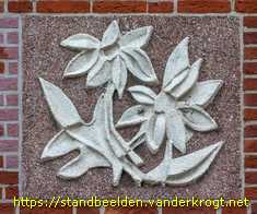 Den Haag - Portiekornamenten vogels en bloemen