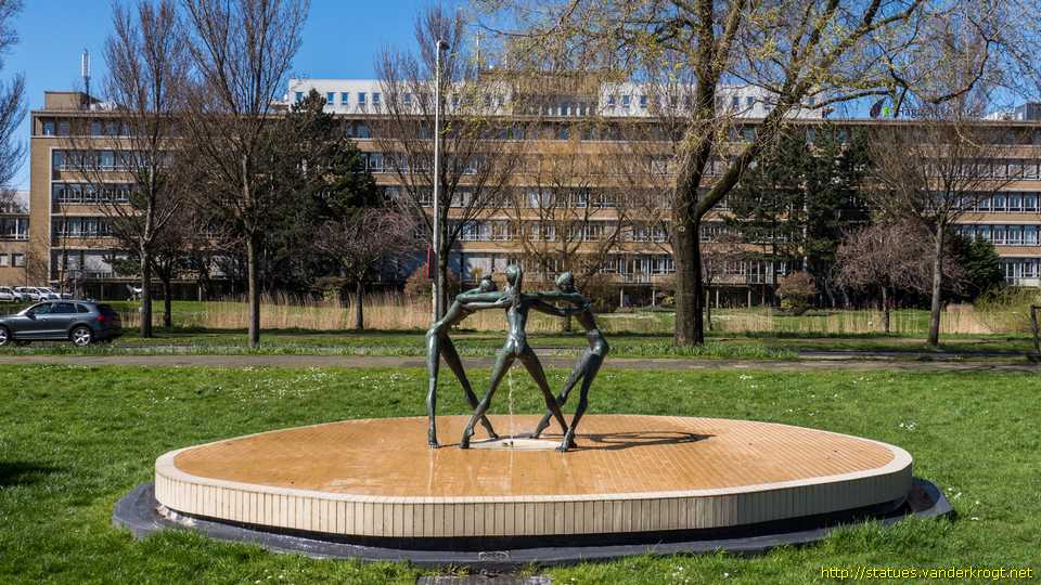 Den Haag - Fontein met drie dansende meisjes