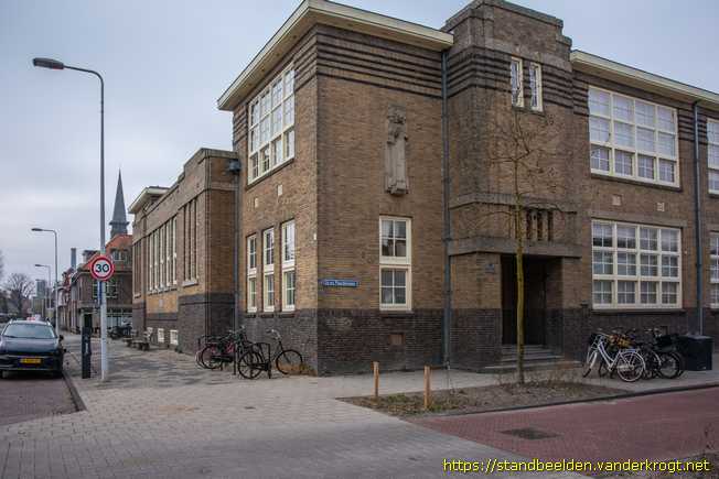 Leiden - Twee Heilig Hartbeelden