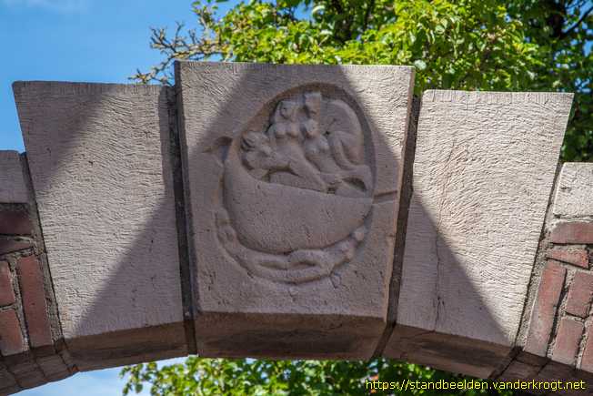 Noordwijk-Binnen - Reliëf met vier figuren