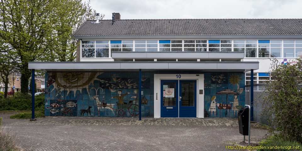 Rijswijk - Jongens op bokkenwagen en picknickende meisjes