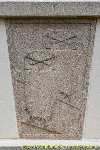 Rijswijk - Portiekornamenten hond en uilen