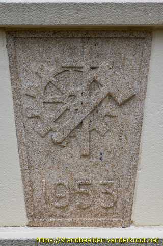 Rijswijk - Portiekornamenten hond en uilen