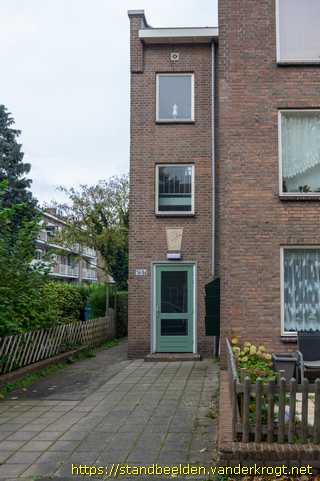 Rijswijk - Portiekornamenten hond en uilen