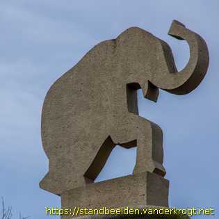 Rotterdam - Dierfiguren op het toegangshek van Blijdorp