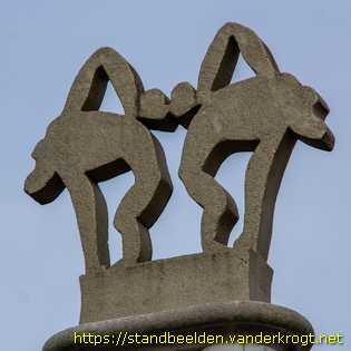 Rotterdam - Dierfiguren op het toegangshek van Blijdorp