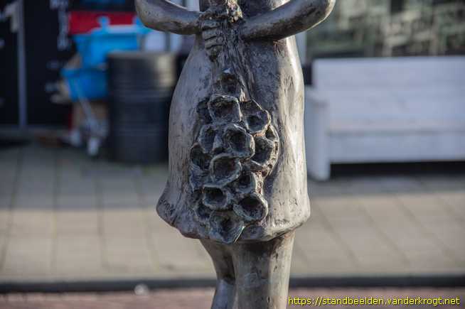 Hoek van Holland - Meisje met bloemen
