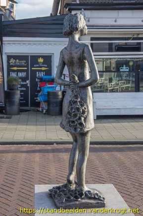 Hoek van Holland - Meisje met bloemen