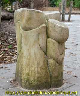 Voorschoten - Drie stenen beeldjes van kindern