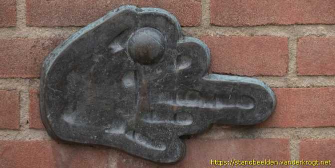Zoetermeer - Hand met bal en plastieken op schoolwoningen