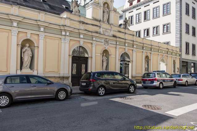 Klagenfurt /  Fassadenmauer mit Statuen von Christus und vier Heiligen