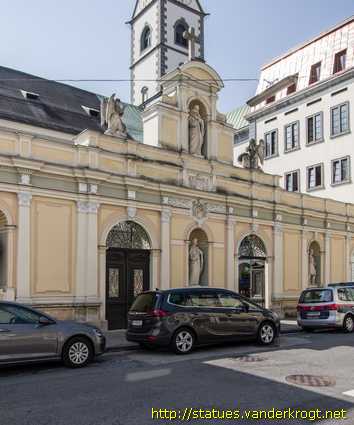 Klagenfurt /  Fassadenmauer mit Statuen von Christus und vier Heiligen