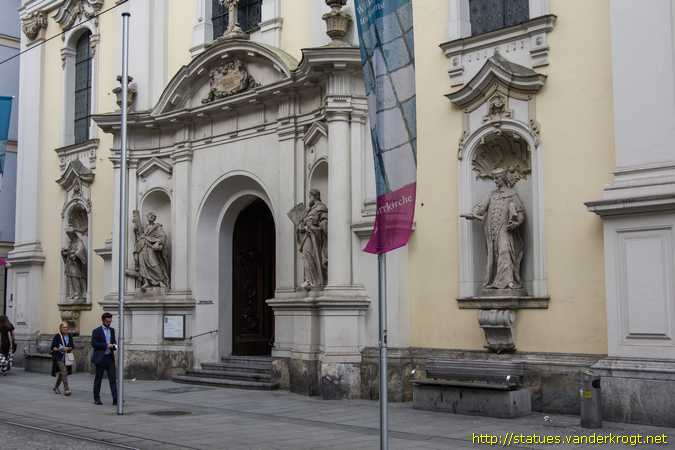 Graz /  Heiligenstatuen an der Stadtpfarrkirche