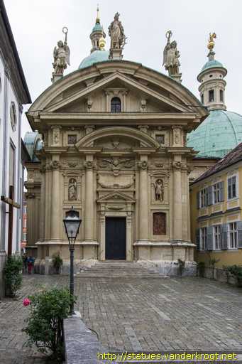 Graz /  Heiligenstatuen an der Katharinakirche
