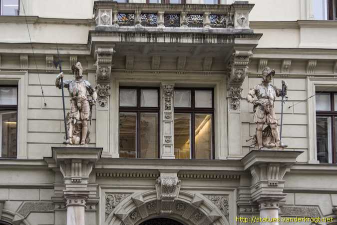 Graz /  Statuen am Westfassade Rathaus