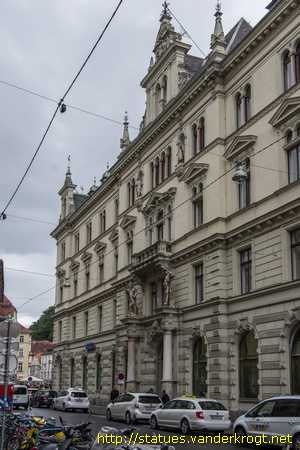 Graz /  Statuen am Westfassade Rathaus