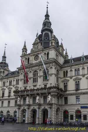 Graz /  Statuen am Frontfassade Rathaus