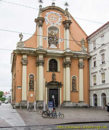 Graz /  Heiligenstatuen an der Dreifaltigkeitskirche