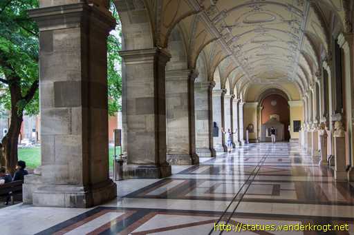 Wien /  Denkmäler im Arkadenhof der Universität Wien