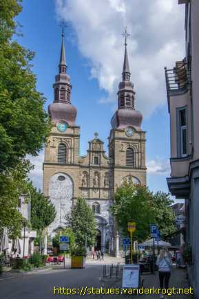 Eupen /  Heiligenstatuen an der Sankt Nikolaus Kirche